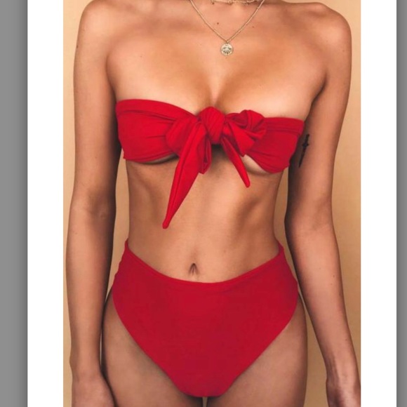 Red bikini - Picture 2 of 5